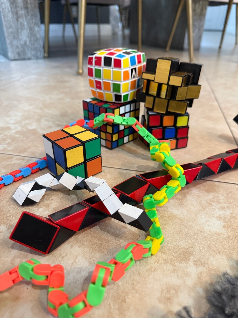 Multicolor fidget tanglers and Rubi cube